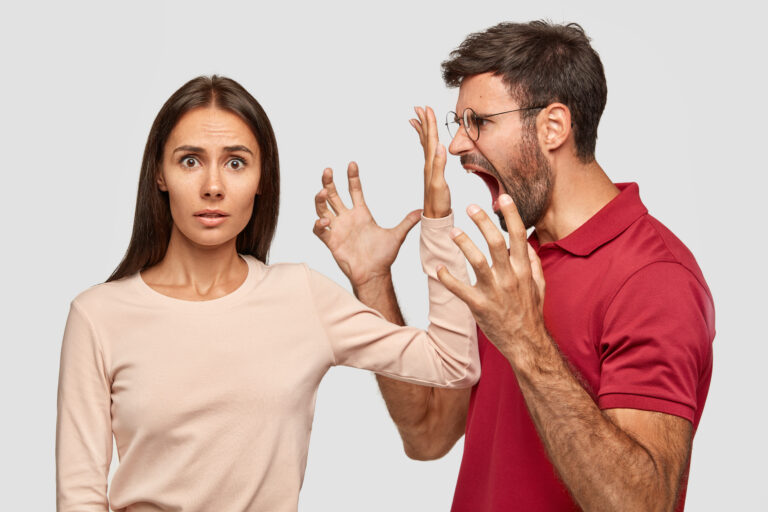 5 Red Flags in a Relationship to Look Out For [For both Girls and Guys]